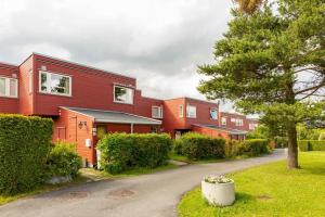 uma fila de casas numa rua residencial em Oslo: Quiet and cosy home with garden and free parking em Grorud