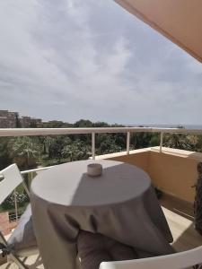 Un balcón o terraza de Coqueto estudio con vistas a 800 de la playa