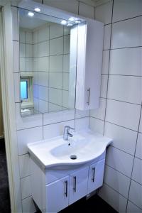 a white bathroom with a sink and a mirror at Hafjell Alpinlandsby Pluss in Hafjell