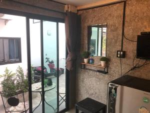 una sala de estar con una puerta corredera de cristal con plantas en Bluemoon 10 guests Home en Ko Samed
