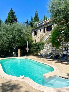 basen przed kamiennym domem w obiekcie Entre Nice et Monaco grande Villa avec piscine privée 12 personnes w mieście Drap