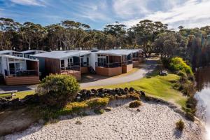una vista aérea de una fila de casas móviles en BIG4 Tasman Holiday Parks - Racecourse Beach, en Bawley Point 235 fotos más