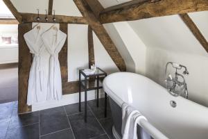 Kúpeľňa v ubytovaní Tudor Farmhouse Hotel