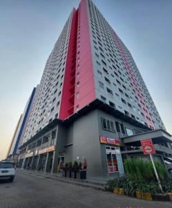 un grand bâtiment avec un toit rouge dans une rue dans l'établissement RossyGPS, à Jakarta