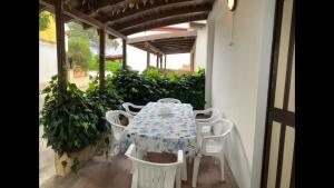 einen Tisch und Stühle auf einer Veranda in der Unterkunft Casa De Santis - Roby e Fra al mare Cavallucci in Isola Capo Rizzuto