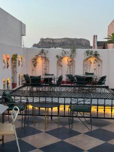 un patio con sillas y mesas en un edificio en BALARWA HAVELI, en Jodhpur