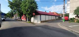 uma rua vazia com um edifício vermelho e branco em Casa in Oradea ! em Oradea