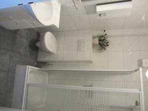 Koupelna v ubytování Ferienhaus in Dornumersiel 20-127