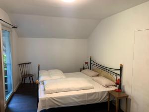 1 Schlafzimmer mit 2 Betten und einem Fenster in der Unterkunft Gartenparadies inmitten Wörgl in Wörgl