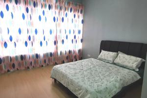 - une chambre avec un lit doté d'une couverture et d'un rideau dans l'établissement The Pano Jalan Ipoh, à Kuala Lumpur