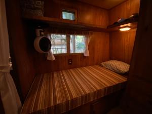 ein kleines Zimmer mit 2 Betten und einem Fenster in der Unterkunft MAKEX-CAMPER in Tulum
