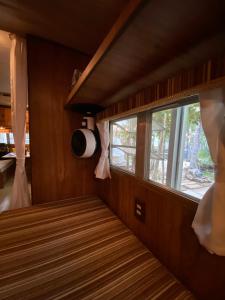 Zimmer mit einem Fenster und einem Fensterbrett in der Unterkunft MAKEX-CAMPER in Tulum
