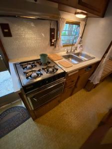 an overhead view of a kitchen with a stove and a sink at MAKEX-CAMPER in Tulum