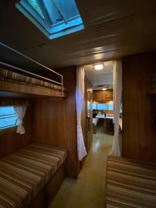 圖盧姆的住宿－MAKEX-CAMPER，船上的一间客房配有两张双层床。