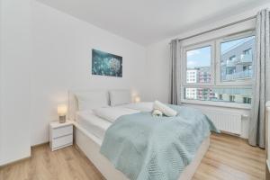 Un pat sau paturi într-o cameră la Spacious Apartment with Balcony near the Slavic Hill Wrocław by Renters Prestige
