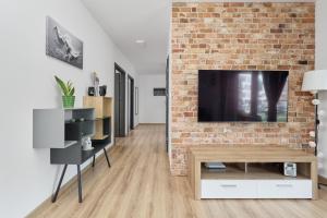 Un televizor și/sau centru de divertisment la Spacious Apartment with Balcony near the Slavic Hill Wrocław by Renters Prestige