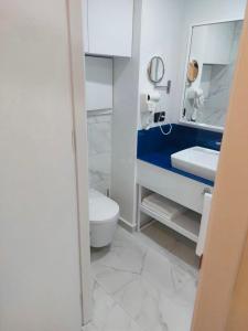 y baño con aseo, lavabo y espejo. en The best view Apartment Orbi city, en Batumi