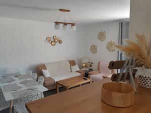 una sala de estar con un sofá y una mesa en la java, en Saint-Cyran-du-Jambot