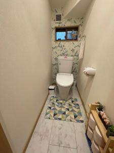 uma pequena casa de banho com um WC e uma janela em 新世界步行5分钟 难波电车2分钟一户建 带停车场 em Osaka