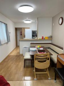 uma sala de estar com uma mesa e uma cozinha em 新世界步行5分钟 难波电车2分钟一户建 带停车场 em Osaka
