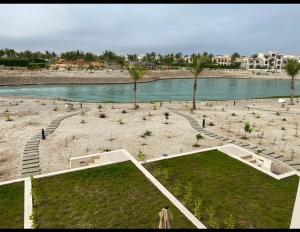 een luchtzicht op een strand met een waterlichaam bij Al Aryam Hawana Salalah in Salalah