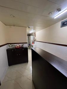 - une cuisine avec un comptoir noir dans une pièce dans l'établissement 泰豪賓館, à Hong Kong