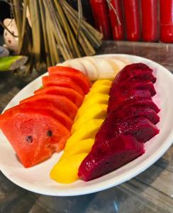un plato de comida con diferentes tipos de fruta en Uyen's House en Con Dao