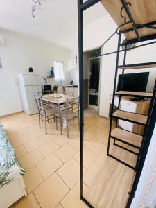 Kuchyň nebo kuchyňský kout v ubytování Le studio du Port Place adultes gratuite pour la réserve africaine de sigean