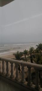 d'un balcon avec vue sur l'océan et les palmiers. dans l'établissement Beach Resort Salalah, à Salalah