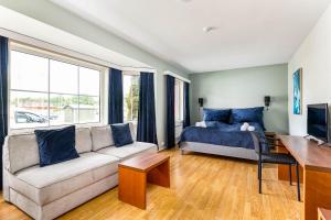 a living room with a couch and a bed at Storebaug Hotell & Kro in Moss