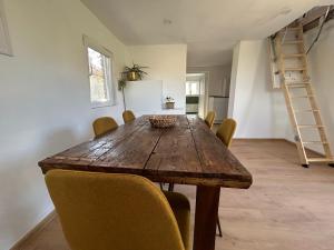 ein Esszimmer mit einem Holztisch und Stühlen in der Unterkunft modernes „Tiny House“ in Plewen