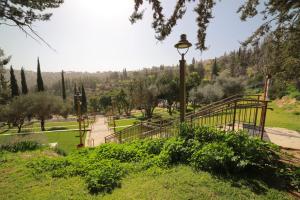 Κήπος έξω από το אירוח יער השלום