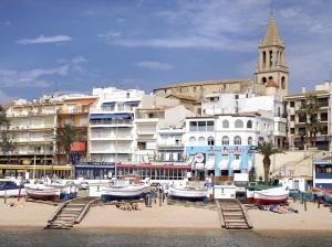a group of boats on a beach with buildings at Cal Morenet in Palamós