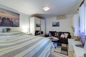 ein Schlafzimmer mit einem großen Bett und einem Sofa in der Unterkunft SL SUN 6 App 1 in Selce
