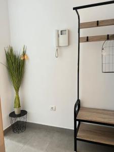 una habitación con un banco y una planta en una pared en Piso con terraza a 5 min del mar, en Alcanar