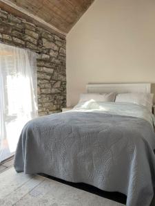 En eller flere senge i et værelse på Idyllic Family farmhouse in beautiful West Cork