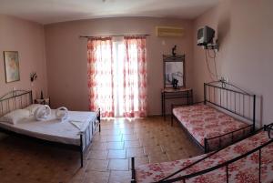 Imagen de la galería de Hotel Takis, en Áyios Yeóryios
