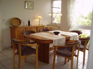 ネスマージールにあるFerienwohnung in Nessmersiel 20-041の窓のあるキッチン(テーブル、椅子付)