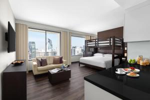 バンコクにあるマリオット エグゼクティブ アパートメンツ スクンビット パーク バンコクのベッドルーム1室(ベッド1台付)、リビングルームが備わります。