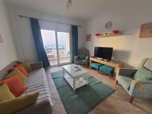 A television and/or entertainment centre at Chalet in Amwaj with a Sea view