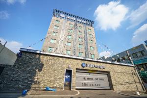 ein hohes Gebäude mit einem Schild darüber in der Unterkunft Brown Dot Hotel Angang in Gyeongju