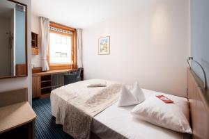 Postel nebo postele na pokoji v ubytování Hotel Baseler Hof
