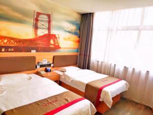 pokój hotelowy z 2 łóżkami i dużym oknem w obiekcie Thank Inn Plus Hotel Henan Luoyang Luolong University Zhang Heng Street City w mieście Luoyang