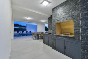 Η κουζίνα ή μικρή κουζίνα στο CROWONDER Mila Prestige Villa with Heated Swimming Pool, Jacuzzi and Sauna