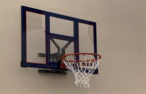 un canestro da basket con una rete su un muro di Resort Villa Luny Gandia a Gandía