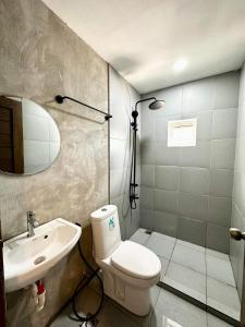 een badkamer met een toilet, een wastafel en een douche bij Ohana beach house - Villa #2 in Cemento