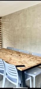 uma mesa de madeira e cadeiras num quarto em Ohana beach house - Villa #2 em Cemento