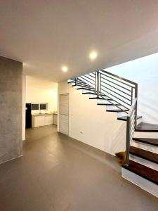 een kamer met een trap in een huis bij Ohana beach house - Villa #2 in Cemento