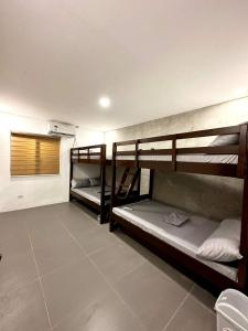 Bunk bed o mga bunk bed sa kuwarto sa Ohana beach house - Villa #2