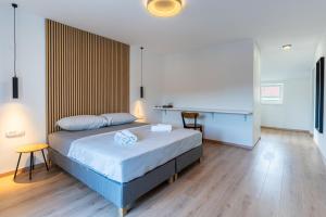 Ένα ή περισσότερα κρεβάτια σε δωμάτιο στο Room in Cres with sea view, balcony, air conditioning, WiFi 4249-5